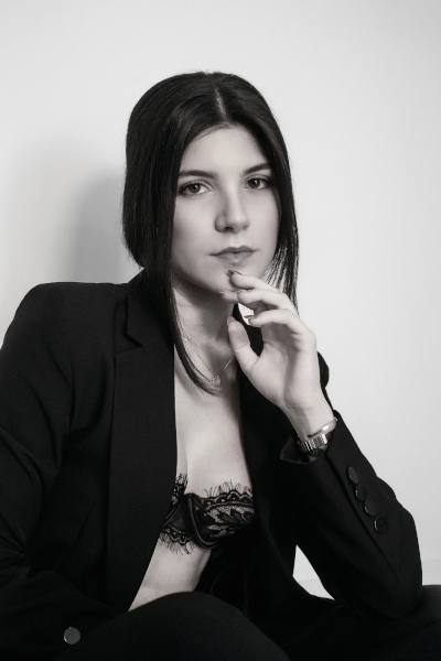foto Julia Nunes em preto e branco